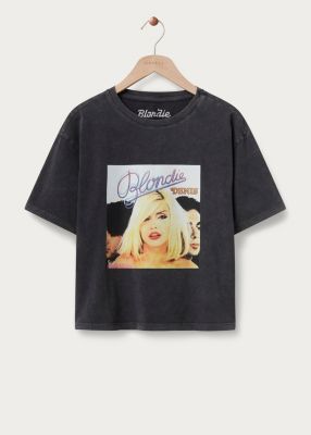In bad met een t-shirt